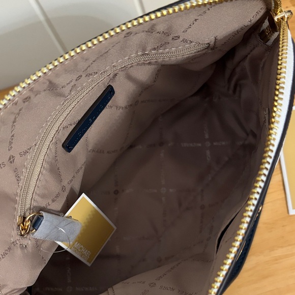 Michael Kors Center Strip White and Navy Crossbody Bag NWT Cindy LG Dome - Picture 6 of 6